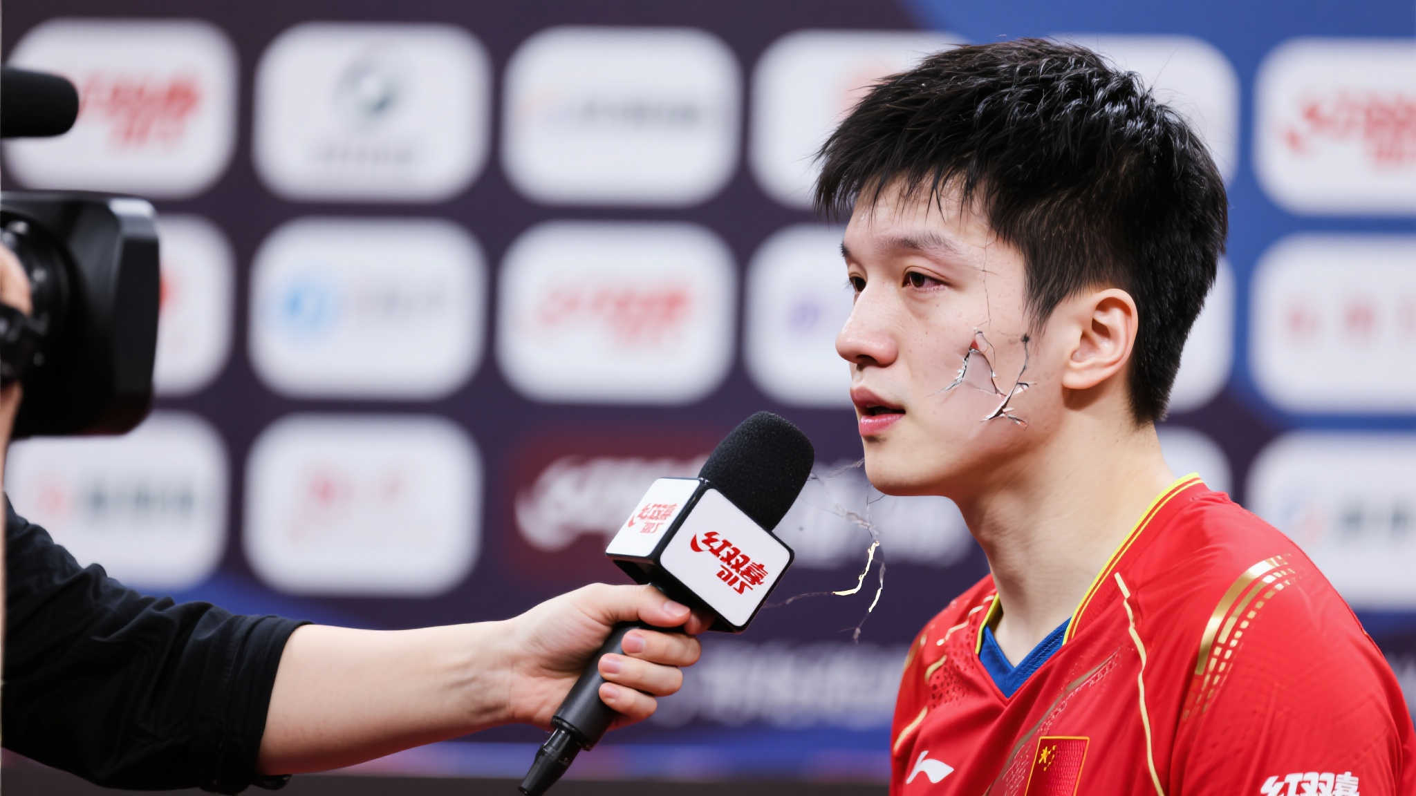 热点!王楚钦球板受损,赛后记者提问引争议,强势回应显霸气 热点!王楚钦球板受损,赛后记者提问引争议,强势回应显霸气